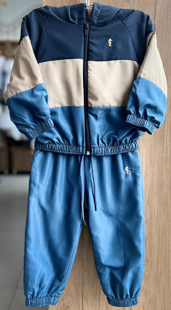CONJUNTO JAQUETA MANGA LONGA CORTA VENTO LISTRAS CAPUZ MINIMALISTA CAVALO MARINHO E CALÇA MENINO ONDA MARINHA - MARINHO