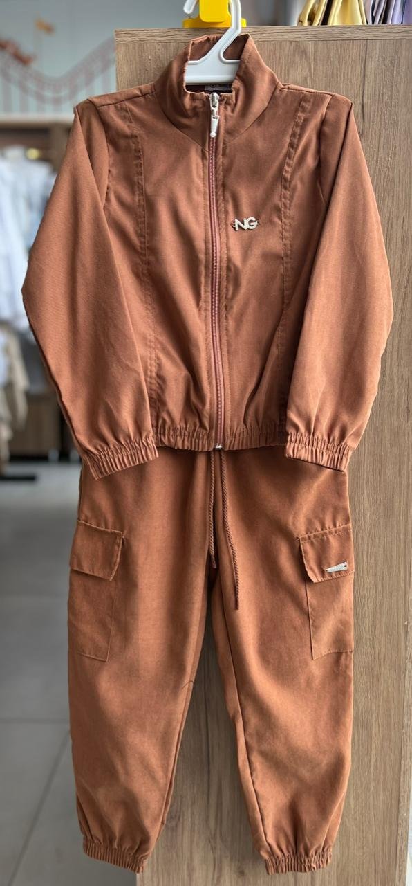 CONJUNTO JAQUETA MANGA LONGA ZÍPER E CALÇA JOGGER BOLSOS CORTA VENTO  MENINA NINA GO - MARROM