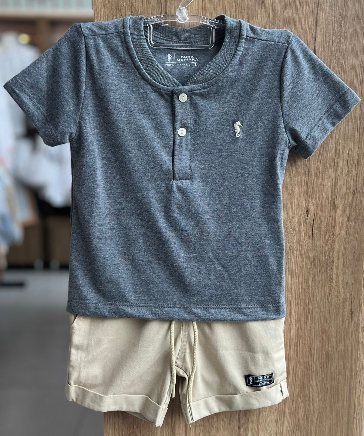 CONJUNTO CAMISETA MANGA CURTA MINIMALISTA CAVALO MARINHO E BERMUDA MENINO ONDA MARINHA - CINZA/BEGE