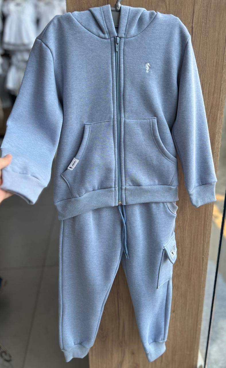 CONJUNTO MOLETOM JAQUETA MANGA LONGA CAVALO MARINHO MINIMALISTA BOLSO CAPUZ ZÍPER E CALÇA MENINO ONDA MARINHA - AZUL
