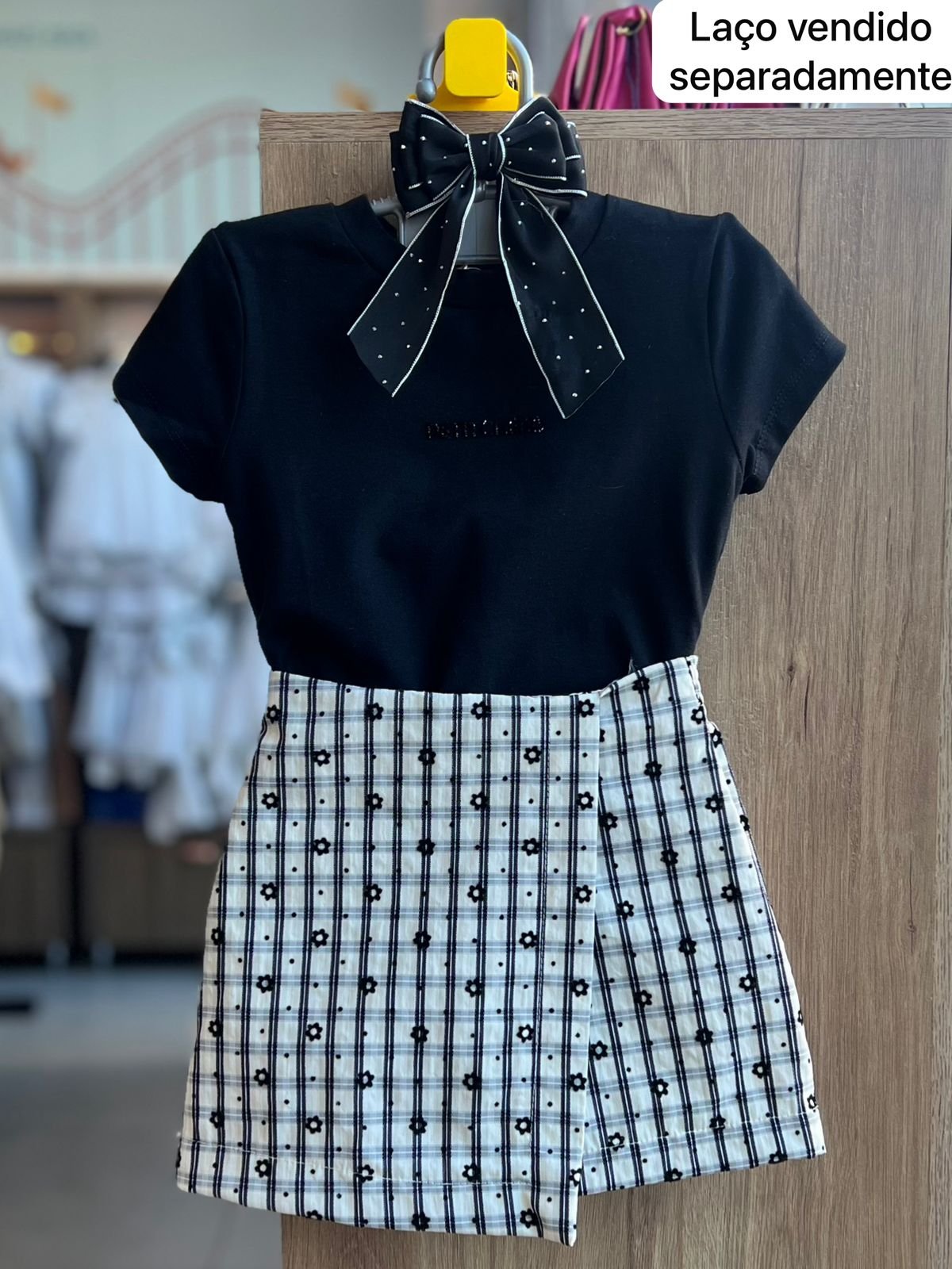 CONJUNTO BLUSA MANGA CURTA RELEVO E SHORT SAIA FLOR XADREZ MENINA PETIT CHERIE - PRETO