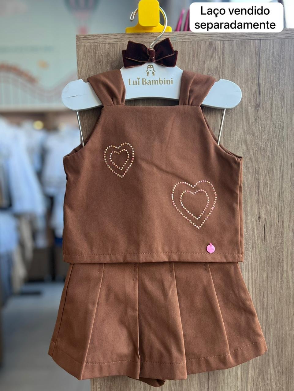 CONJUNTO BLUSA ALÇA BORDADO CORAÇÃO BOTÕES E SAIA PLISSADO MENINA MON SUCRE - MARROM