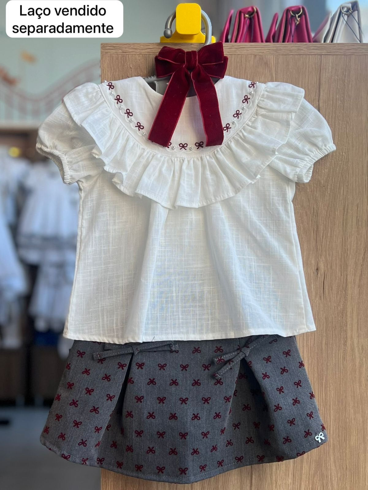 CONJUNTO BLUSA MANGA CURTA BABADO LAÇO E SHORT SAIA LAÇO DUPLO MENINA PETIT CHERIE - OFF/CINZA