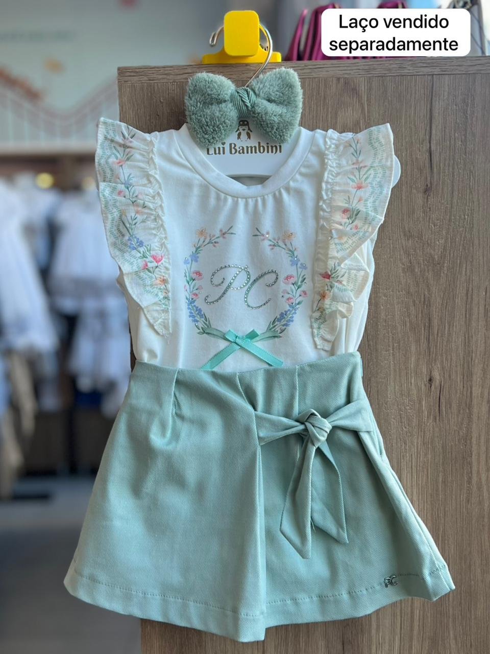CONJUNTO BLUSA MANGA CURTA BABADO LAÇO FITA E SAIA PLISSADO MENINA PETIT CHERIE - OFF/VERDE