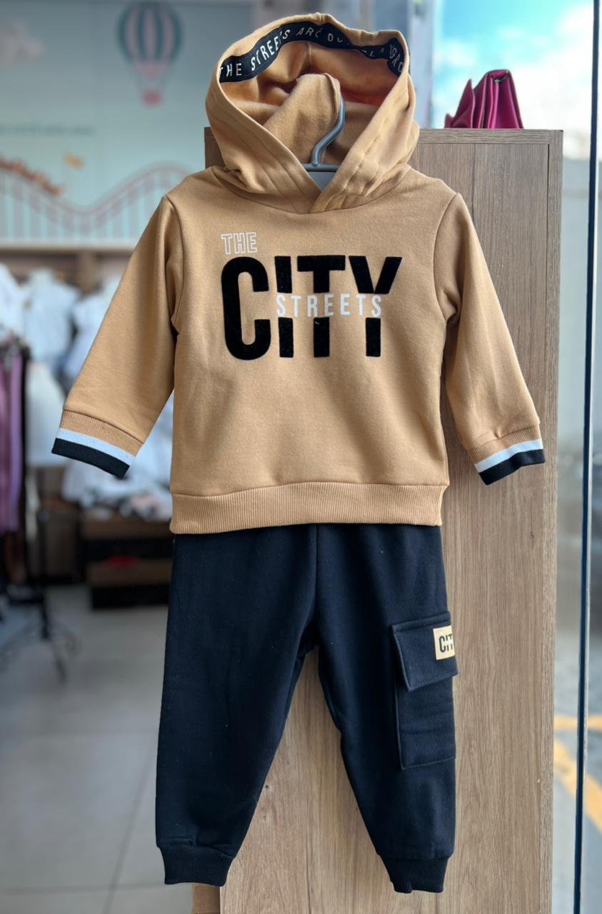 CONJUNTO BLUSÃO MANGA LONGA MOLETOM CITY CAPUZ E CALÇA MENINO KYLY - BEGE ESCURO/PRETO