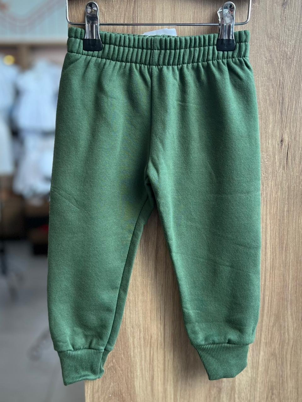 CALÇA LISA BÁSICA ELÁSTICO CÓS MOLETOM PELUCIADA UNISSEX KYLY - VERDE