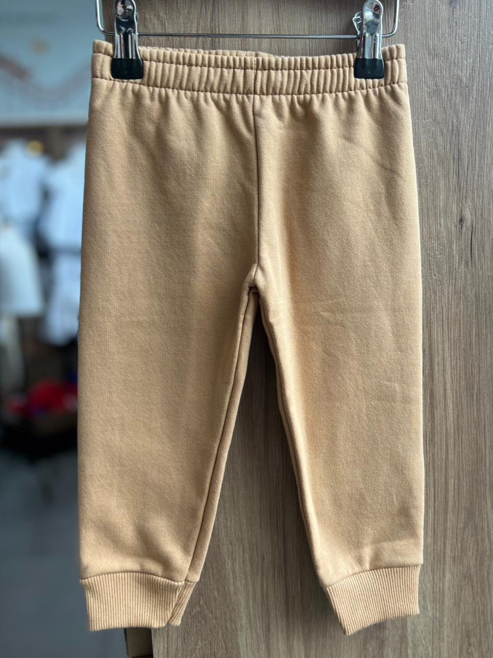 CALÇA LISA BÁSICA ELÁSTICO CÓS MOLETOM PELUCIADA UNISSEX KYLY - BEGE ESCURO