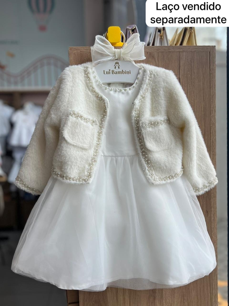 CONJUNTO VESTIDO REGATA DAMINHA PÉROLAS E CASACO BOLERO PELINHOS MENINA MILON - OFF