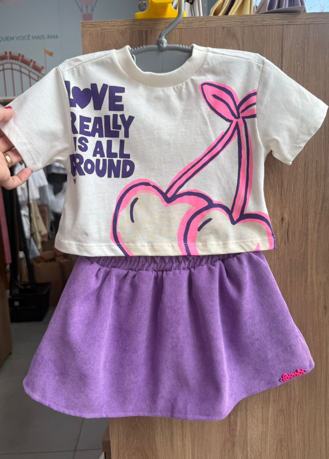 CONJUNTO BLUSA MANGA CURTA CEREJAS LOVE E SAIA MENINA BIMBI - OFF/LILÁS