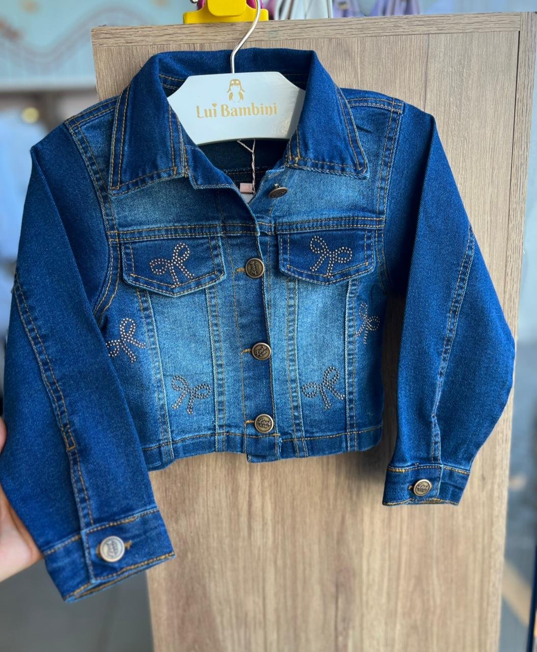 JAQUETA JEANS MANGA LONGA STRASS LAÇO BOLSO BOTÃO MENINA LOOK JEANS - JEANS