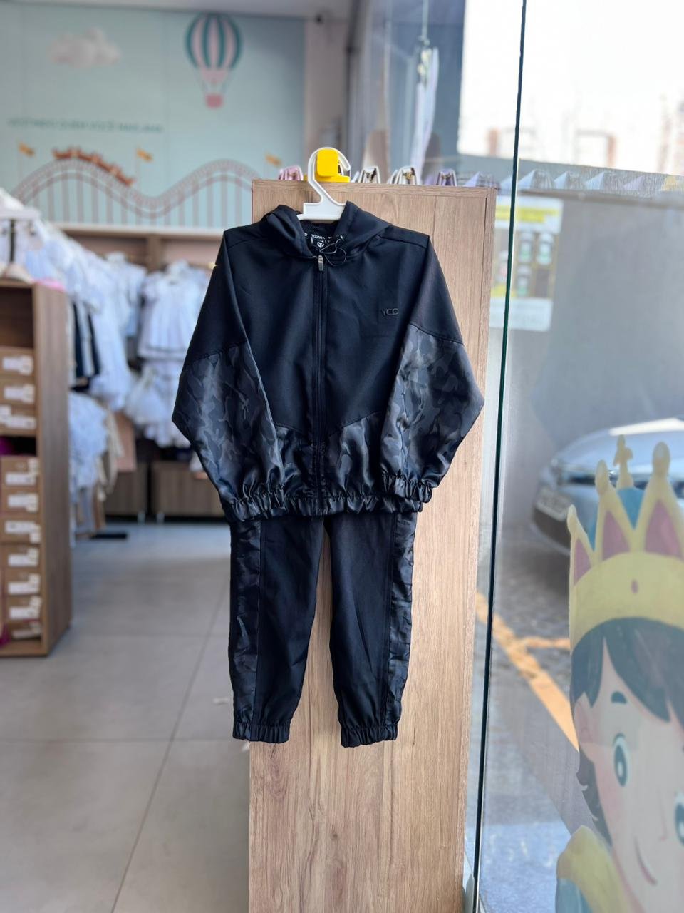 CONJUNTO JAQUETA MANGA LONGA CORTA VENTO ZÍPER MINIMALISTA E CALÇA MENINO YOUCCIE - PRETO