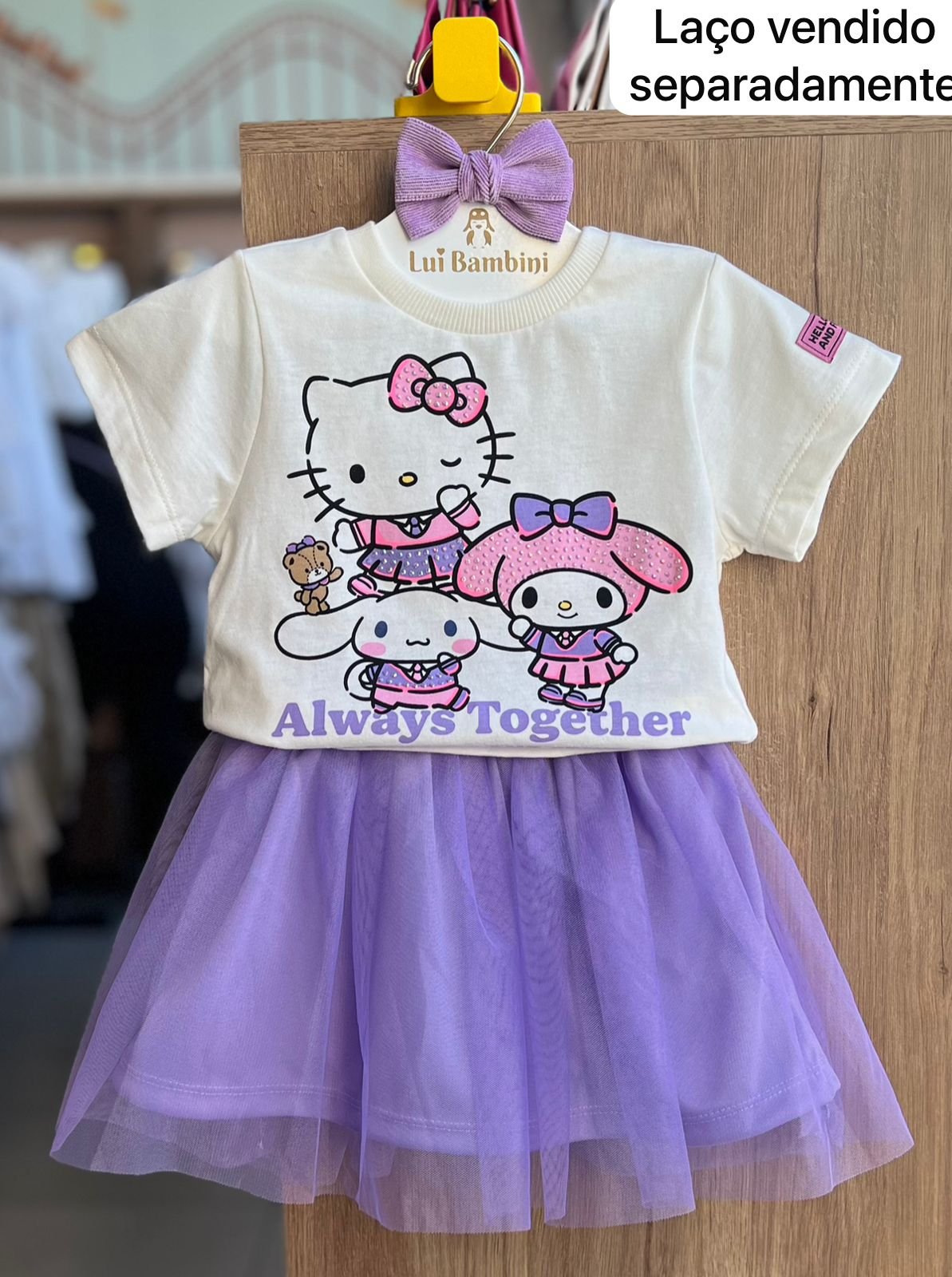 CONJUNTO BLUSA MANGA CURTA HELLO KITTY FRIENDS E SAIA TULE MENINA MOMI - OFF/LILÁS