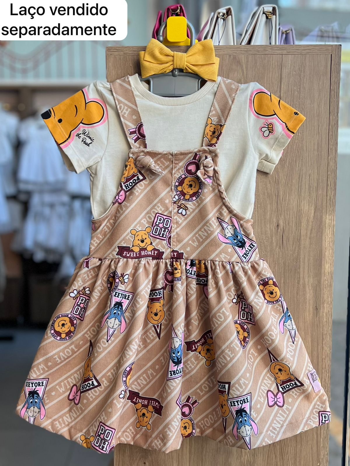 CONJUNTO SALOPETE JARDINEIRA ALÇA NÓ E BLUSA MANGA CURTA URSINHO POOH MENINA MOMI - BEGE