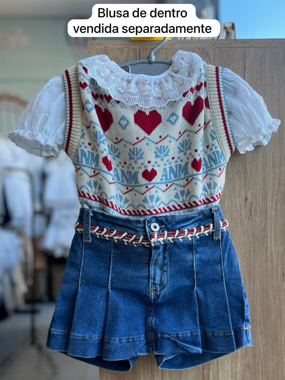 CONJUNTO COLETE REGATA TRICO TRICOT CORAÇÃO E SHORT SAIA JEANS PLISSADO MENINA ANIMÊ - BEGE