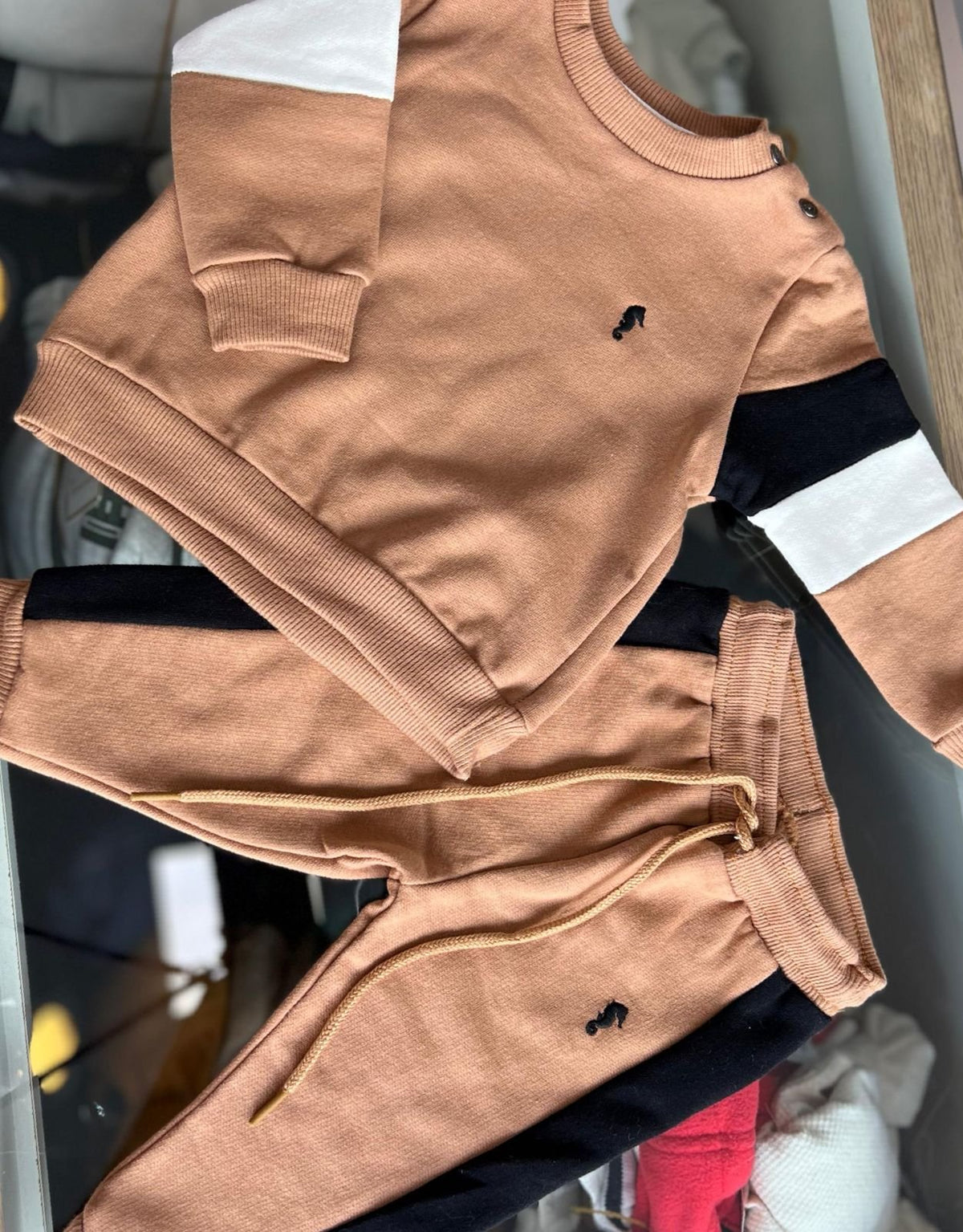 CONJUNTO BLUSÃO MANGA LONGA MOLETOM BORDADO MINIMALISTA CAVALO MARINHO E CALÇA MENINO ONDA MARINHA - BEGE ESCURO