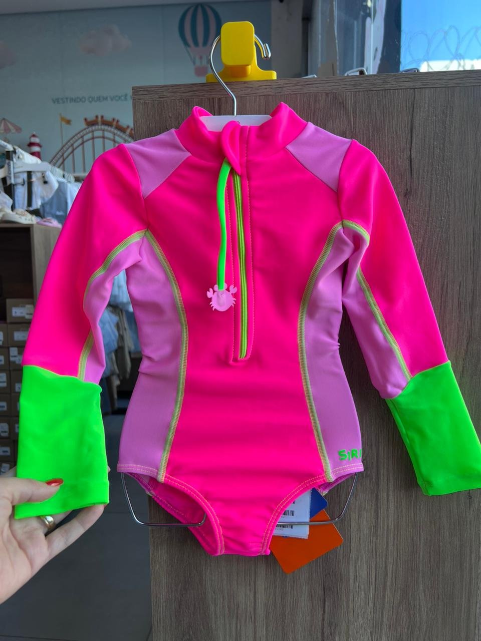MAIÔ MANGA LONGA ZÍPER CORDÃO CARANQUEIJO PROTEÇÃO UV50+ MENINA SIRI - ROSA NEON