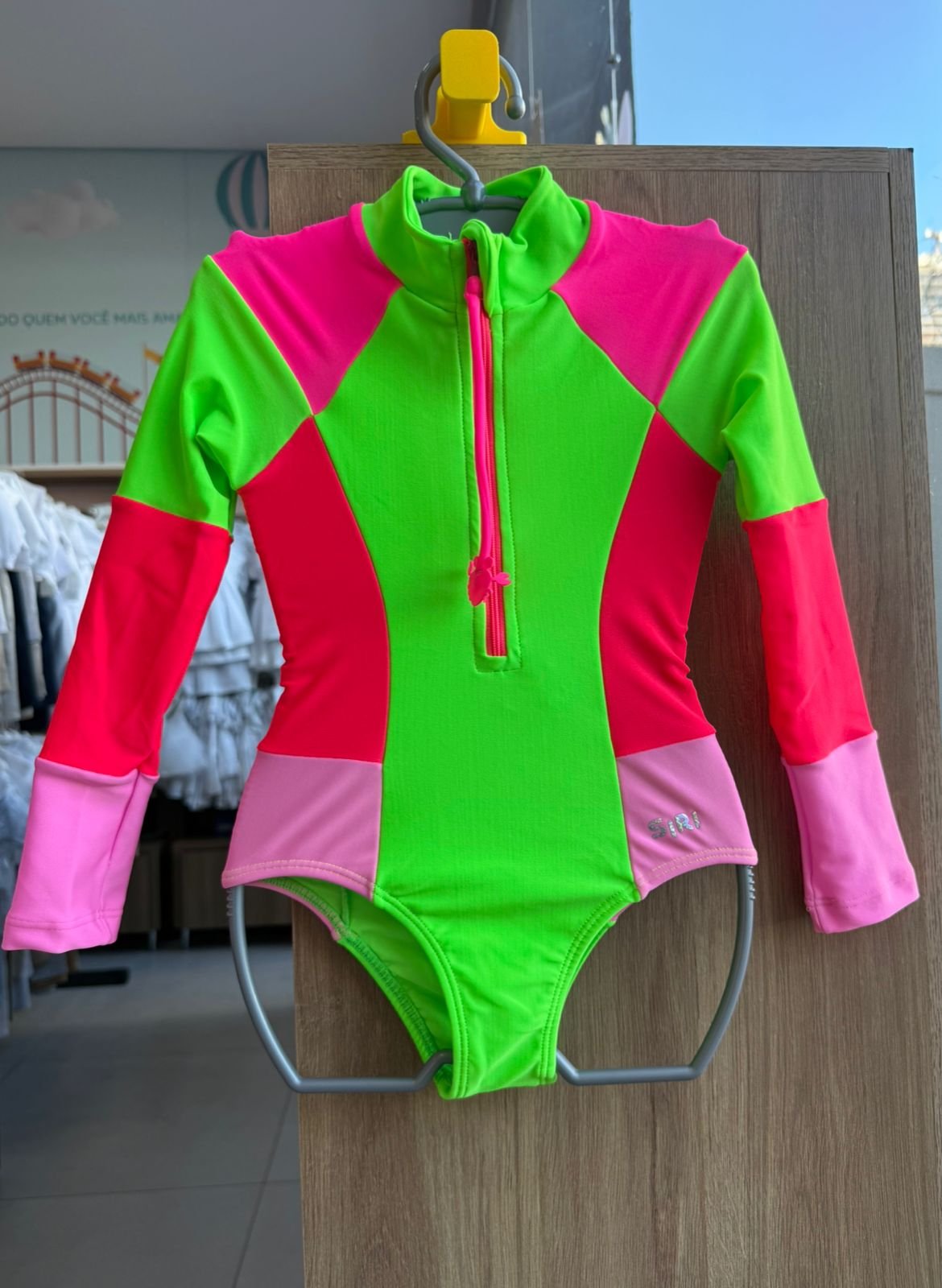 MAIÔ MANGA LONGA ZÍPER CORDÃO CARANQUEIJO PROTEÇÃO UV50+ MENINA SIRI - VERDE NEON