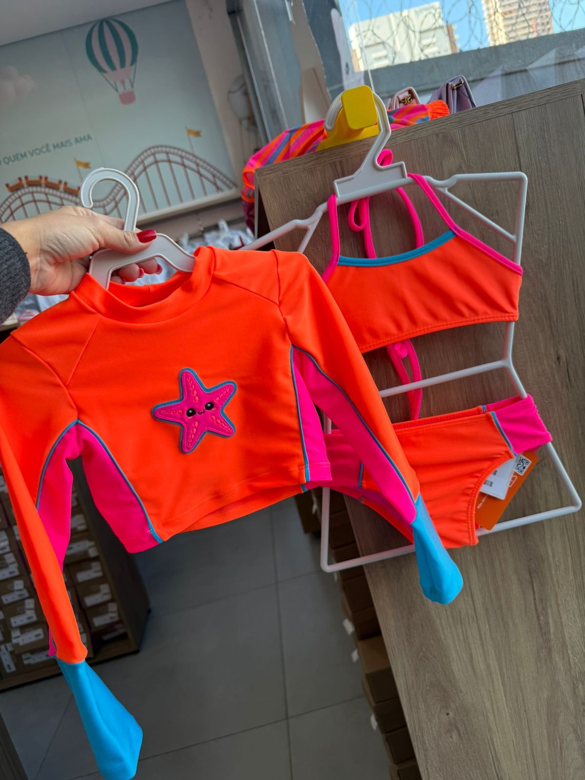 CONJUNTO BLUSA MANGA LONGA ESTRELA DO MAR PATCH BIQUINI ALÇA PROTEÇÃO UV50+ E CALCINHA MENINA SIRI - LARANJA NEON