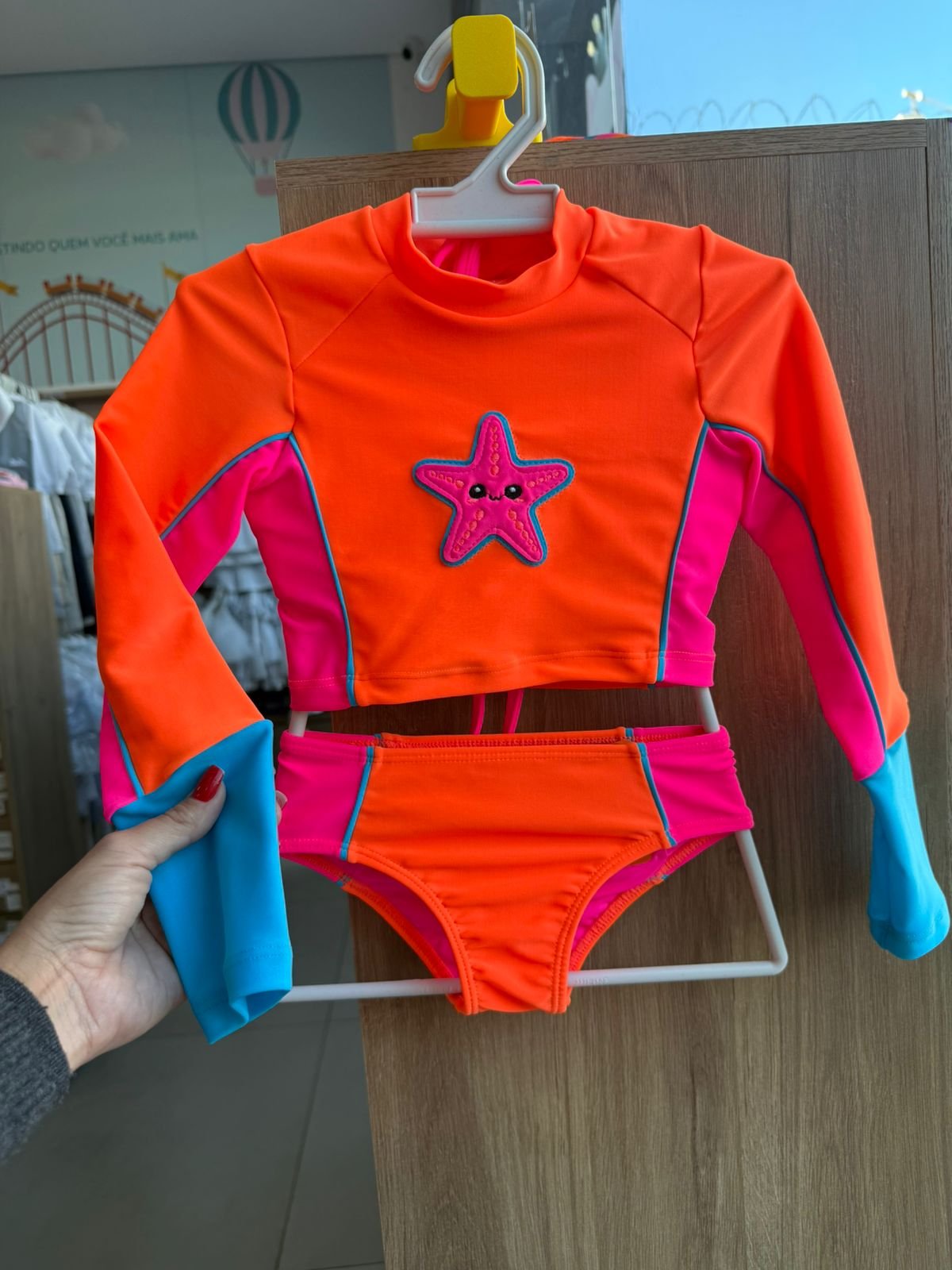 CONJUNTO BLUSA MANGA LONGA ESTRELA DO MAR PATCH BIQUINI ALÇA PROTEÇÃO UV50+ E CALCINHA MENINA SIRI - LARANJA NEON