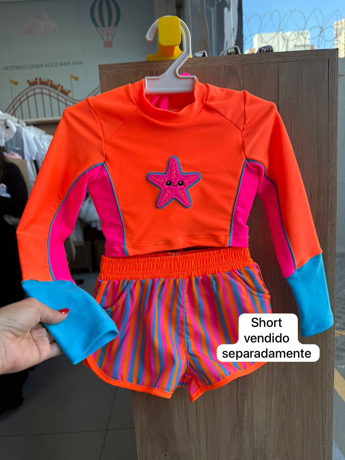 CONJUNTO BLUSA MANGA LONGA ESTRELA DO MAR PATCH BIQUINI ALÇA PROTEÇÃO UV50+ E CALCINHA MENINA SIRI - LARANJA NEON