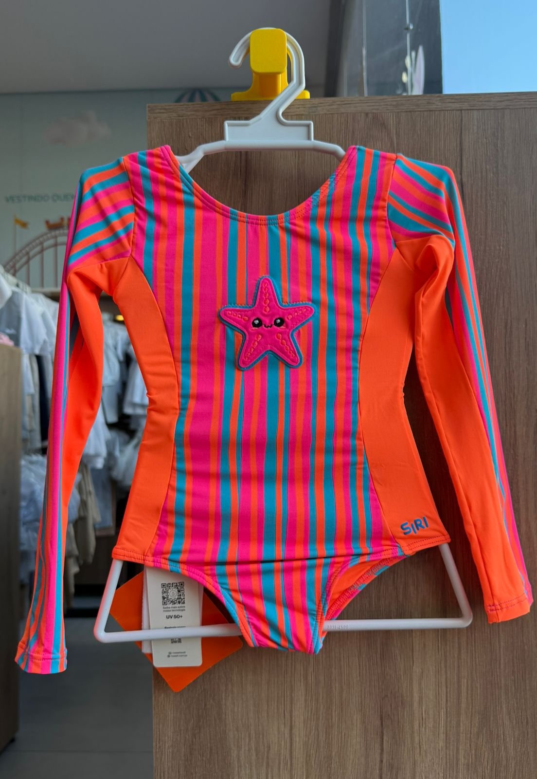MAIÔ MANGA LONGA ESTRELA DO MAR PATCH PROTEÇÃO UV50+ MENINA SIRI - LARANJA NEON
