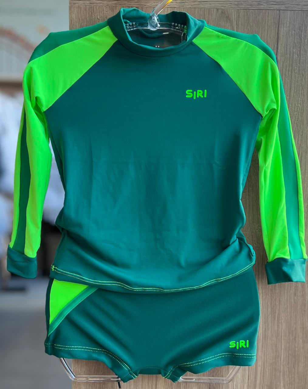 CONJUNTO CAMISETA MANGA LONGA PROTEÇÃO UV50+ E SUNGA MENINO SIRI - VERDE