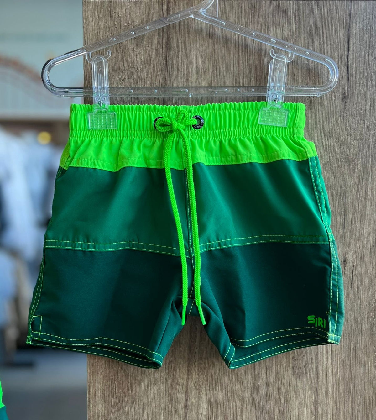 SHORT TACTEL CORDÃO ELÁSTICO CÓS LISTRAS MENINO SIRI - VERDE