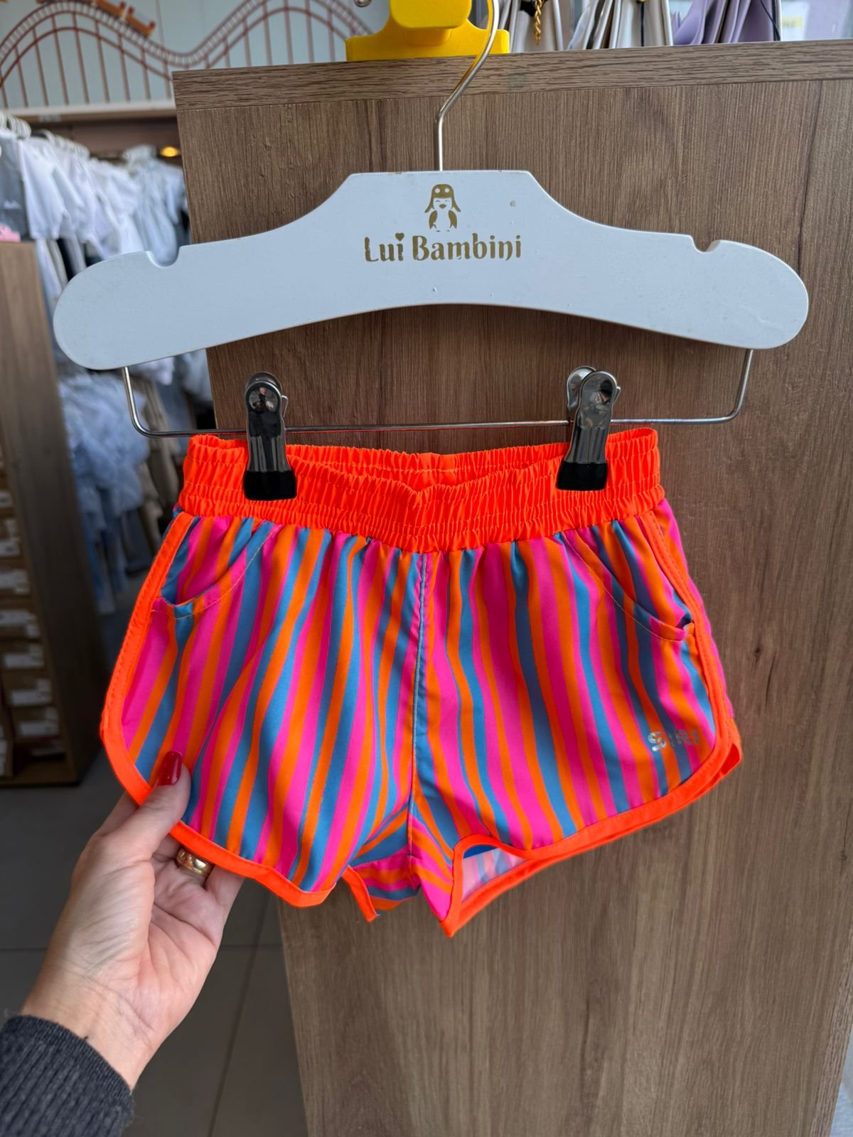 SHORT LISTRADO NYLON BOLSO ELÁSTICO CÓS MENINA SIRI - LARANJA