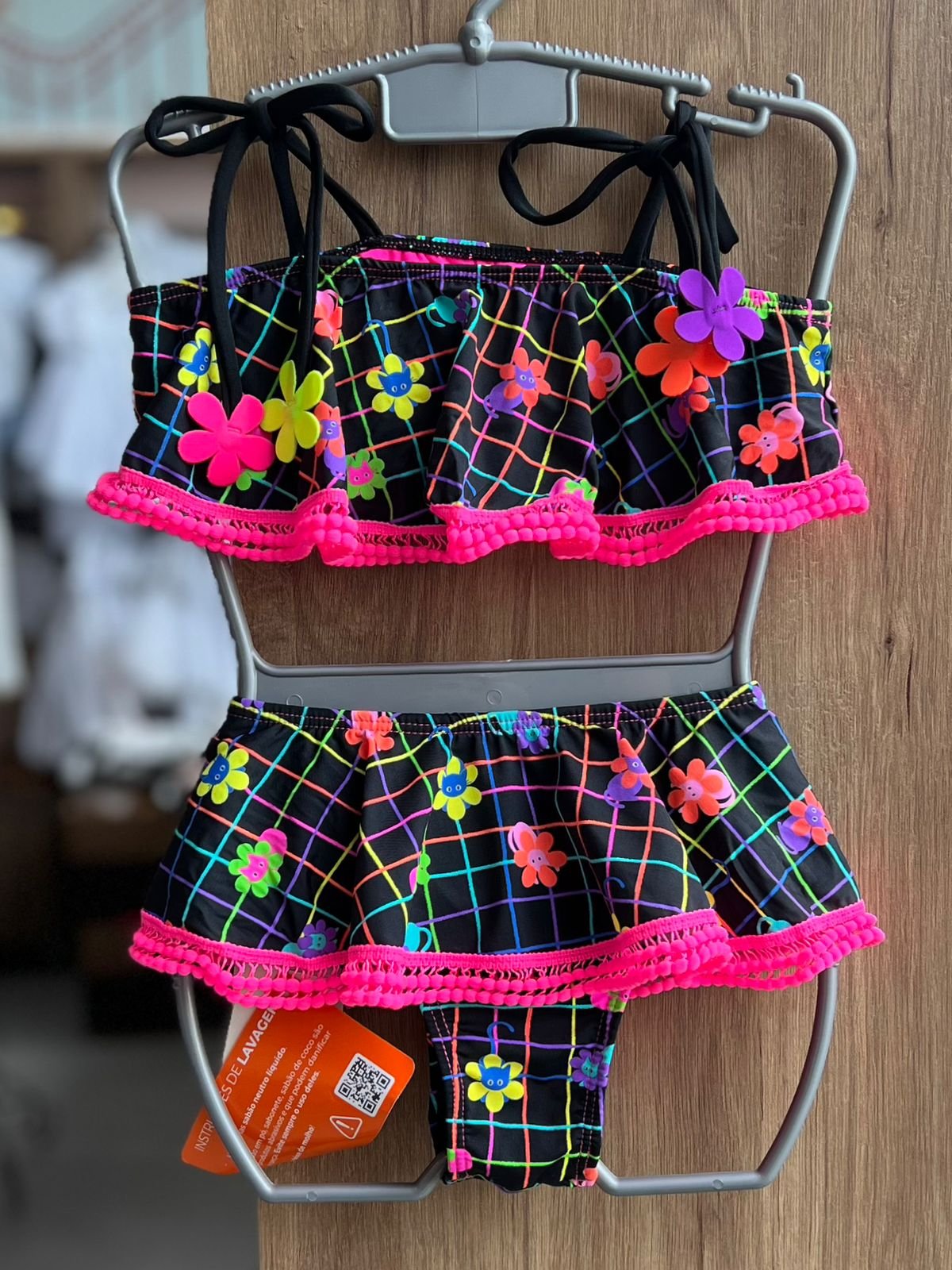 CONJUNTO BIQUINI ALÇA FAIXINHA BABADO FLORES POMPOM PROTEÇÃO UV50+ E CALCINHA MENINA SIRI - PRETO