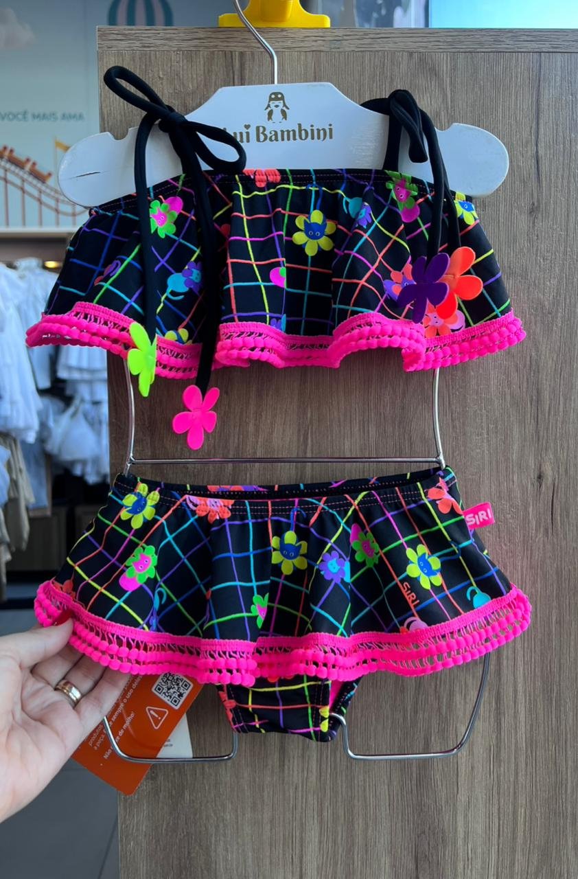 CONJUNTO BIQUINI ALÇA FAIXINHA BABADO FLORES POMPOM PROTEÇÃO UV50+ E CALCINHA MENINA SIRI - PRETO