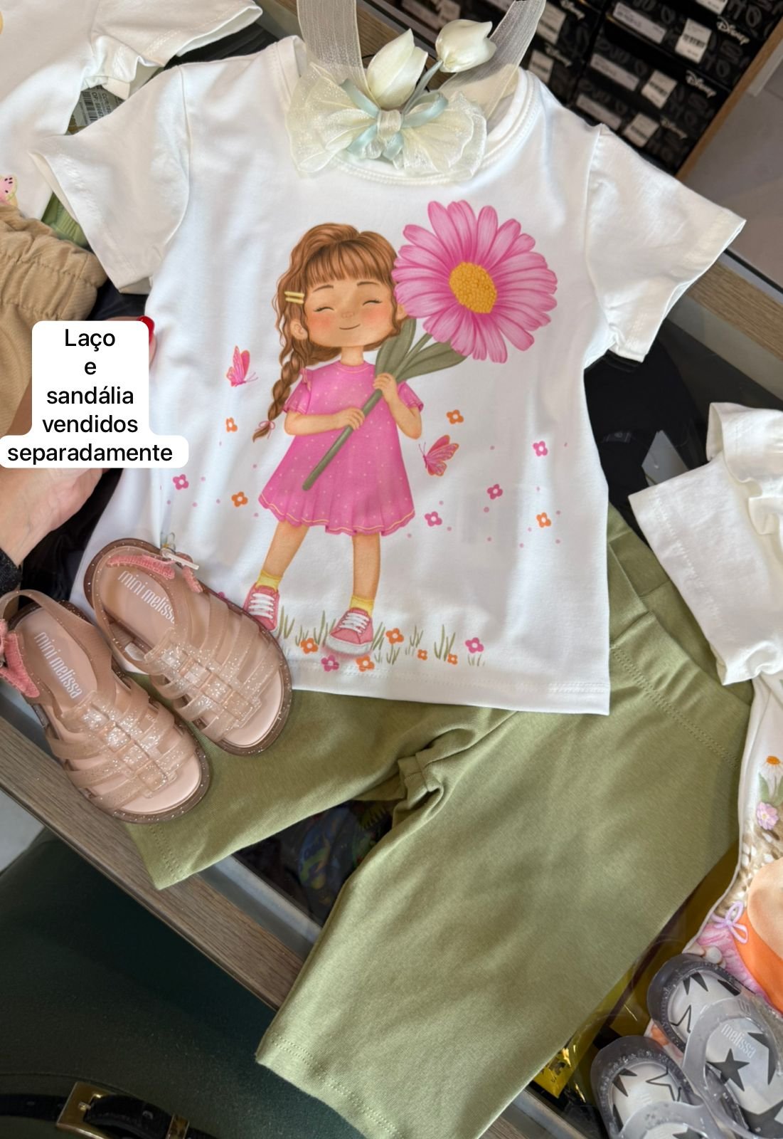 CONJUNTO BLUSA MANGA CURTA GAROTA FLOR JARDIM E SHORT MENINA KUKIÊ - OFF/VERDE