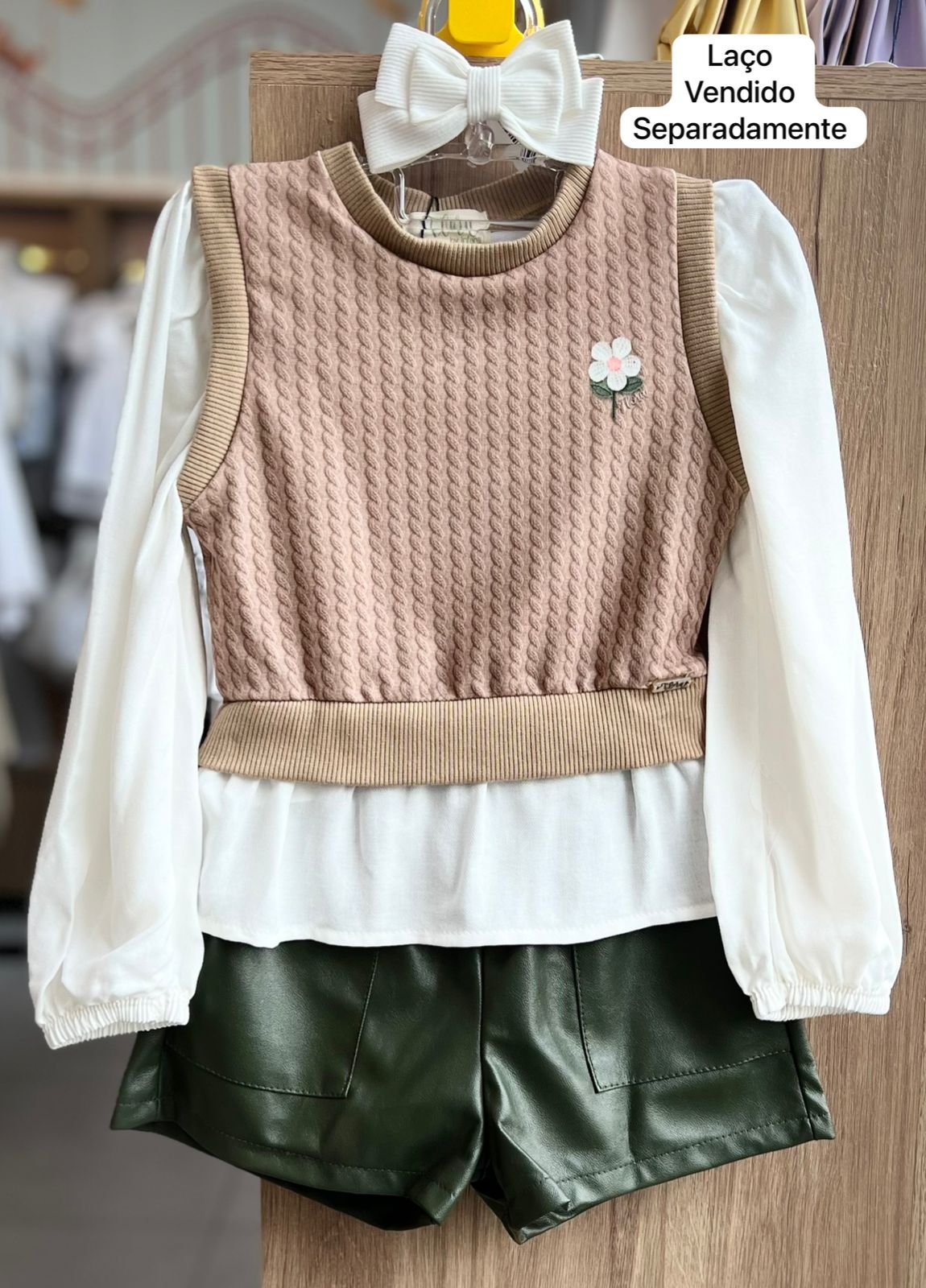 CONJUNTO CAMISA MANGA LONGA COLETE REGATA FLOR E SHORT MENINA INFANTI - BEGE/VERDE
