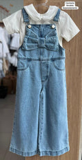 JARDINEIRA ALÇA JEANS LAÇO STRASS MENINA MOMI - JEANS