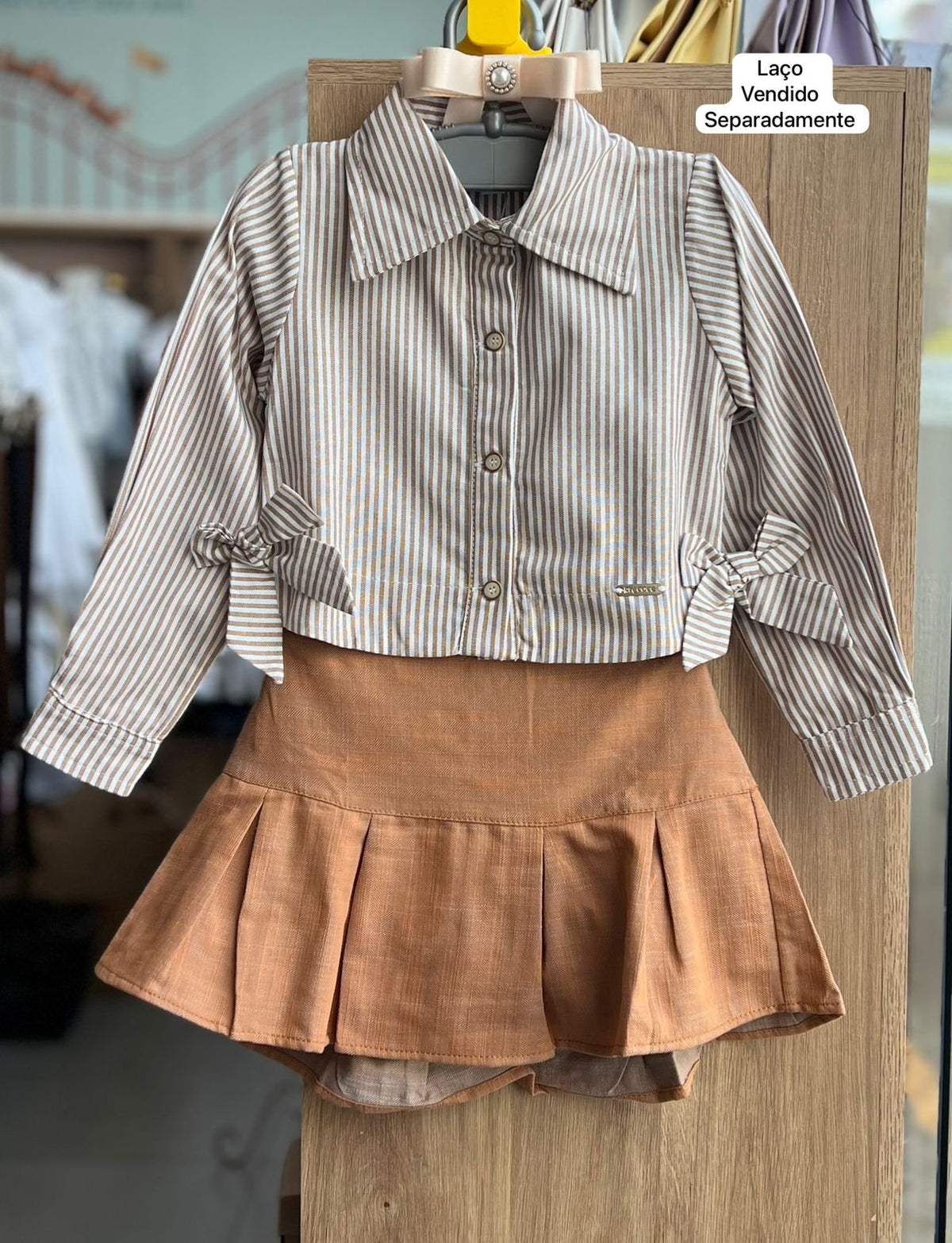 CONJUNTO CAMISA MANGA LONGA LISTRADO LAÇO LATERAIS PREGAS E SAIA MENINA PRECOCE - MARROM/BRANCO