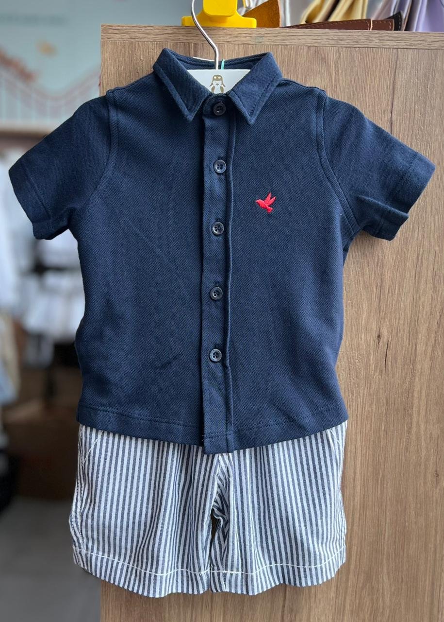 CONJUNTO CAMISETA MANGA CURTA POLO BORDADO MINIMALISTA E SHORT LISTRADO MENINO PRECOCE - MARINHO