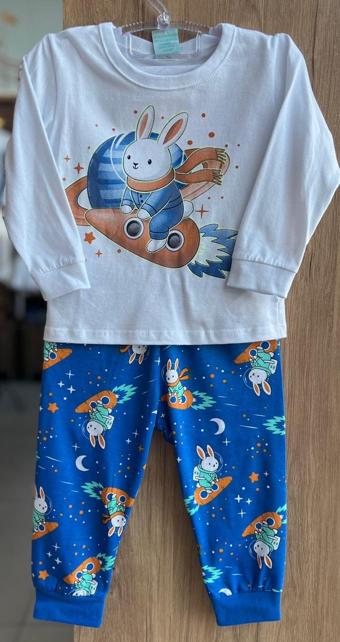 CONJUNTO PIJAMA CAMISETA MANGA LONGA COELHO FOGUETE CENOURA E CALÇA MENINO KYLY - BRANCO/AZUL