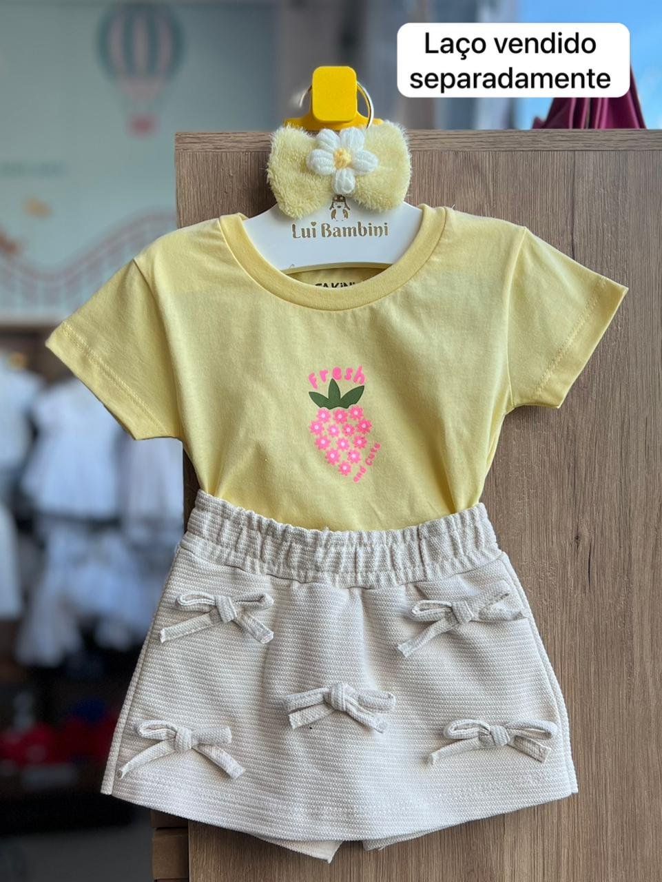 CONJUNTO BLUSA MANGA CURTA FLOR MORANGO FRESH E SHORT SAIA MENINA FAKINI - AMARELO/BEGE