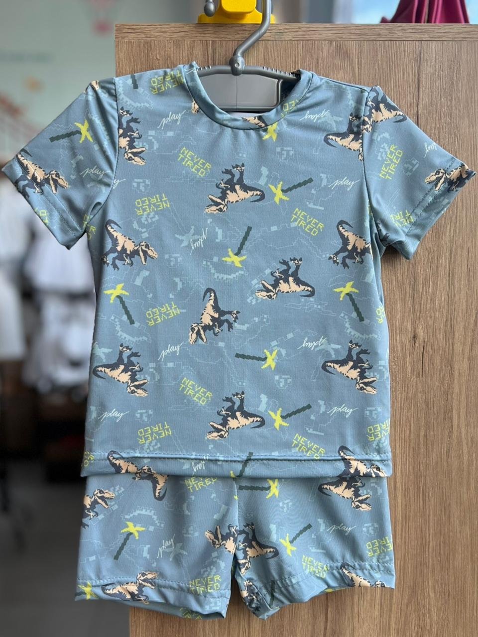 CONJUNTO PIJAMA CAMISETA MANGA CURTA DINO DINOSSAURO GAME E SHORT MENINO KING&JOE - CINZA