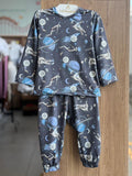 CONJUNTO PIJAMA CAMISETA MANGA LONGA ASTRONAUTA PLANETAS E CALÇA MENINO KING&JOE - CINZA ESCURO