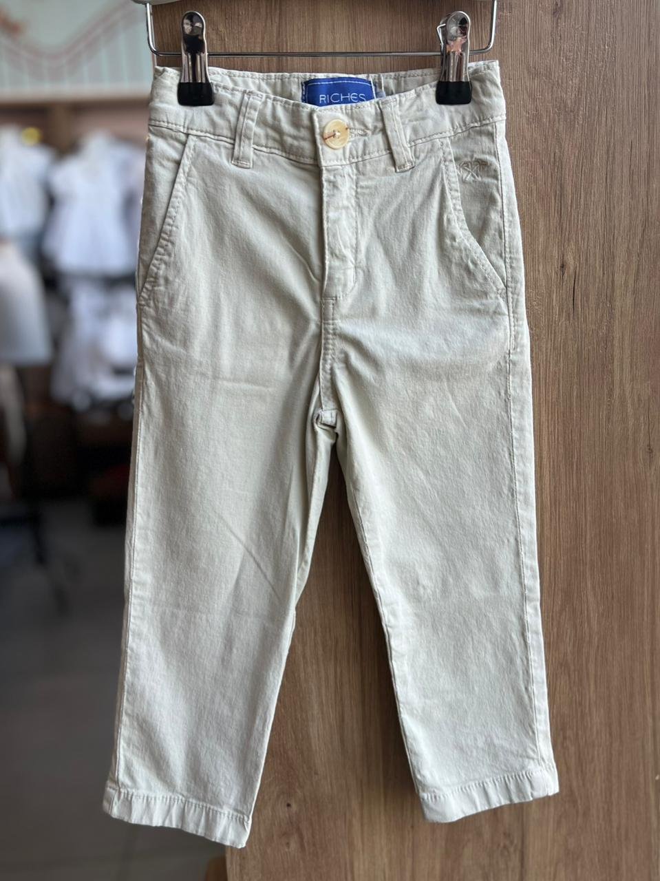 CALÇA SARJA BOLSO AJUSTE INTERNO MENINO RICHES - AREIA