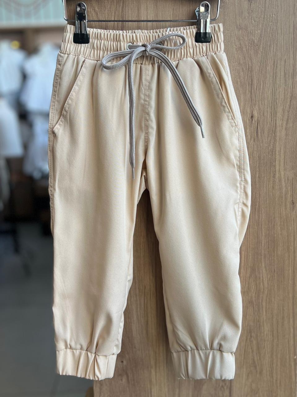 CALÇA CADARÇO ELÁSTICO CÓS CORTA VENTO NYLON BOLSO FACA MENINO RICHES - AREIA