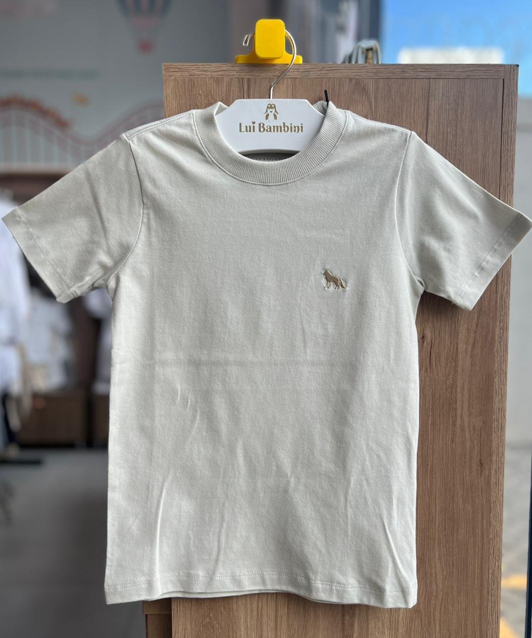 CAMISETA MANGA CURTA BORDADO MINIMALISTA LOBO BÁSICO LISO MENINO ACOSTAMENTO - BEGE CLARO