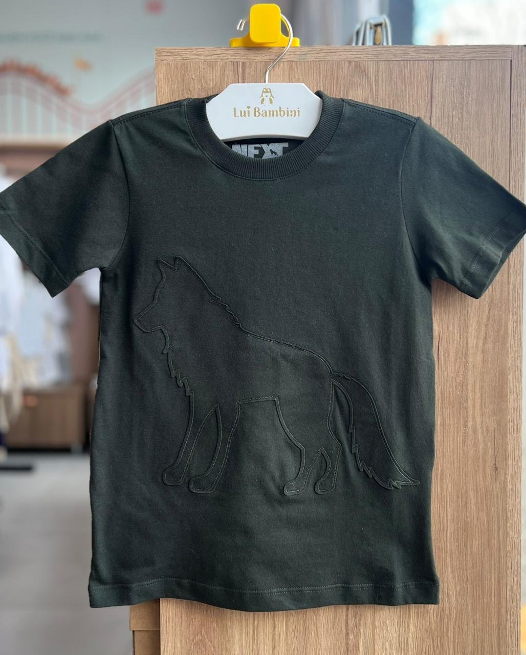 CAMISETA MANGA CURTA LOBO RELEVO MENINO ACOSTAMENTO - VERDE ESCURO
