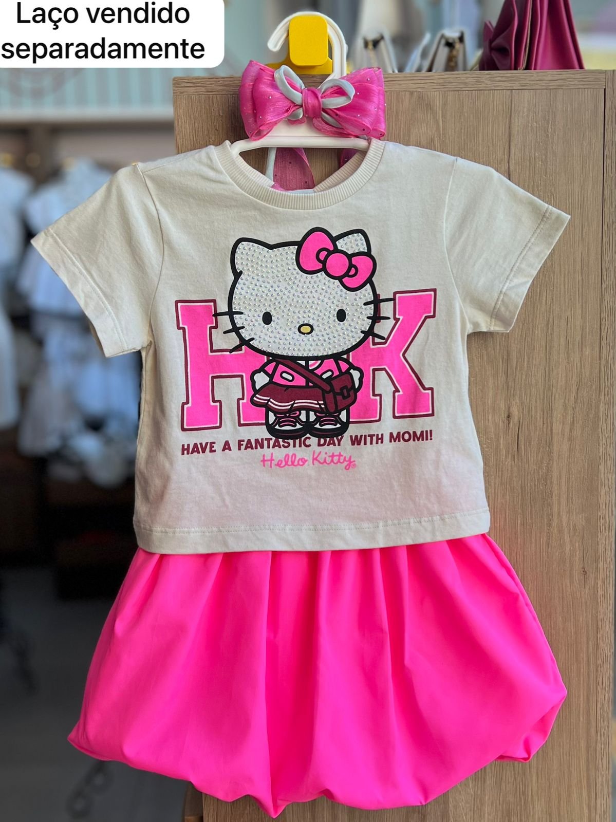 CONJUNTO BLUSA MANGA CURTA HELLO KITTY STRASS E SAIA BALONE MENINA MOMI - BEGE/ROSA