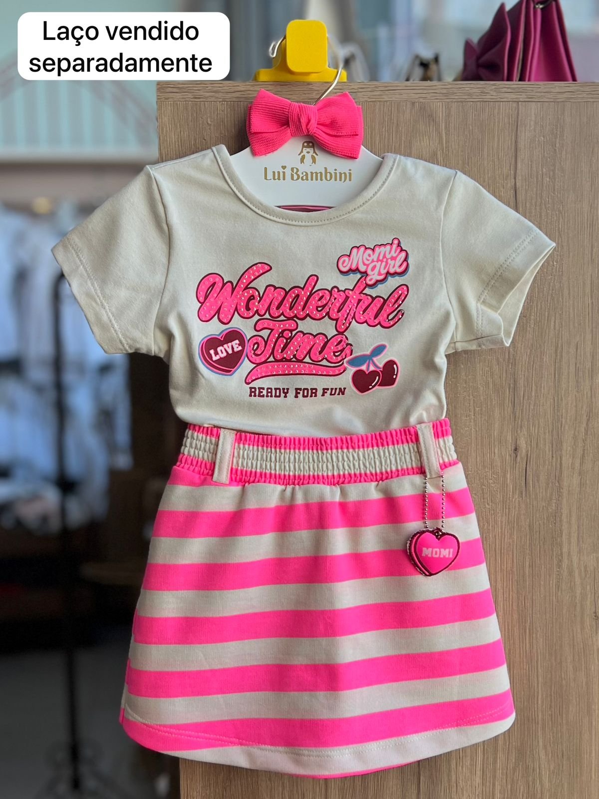CONJUNTO BLUSA MANGA CURTA WONDERFUL CEREJAS STRASS E SAIA LISTRADO MENINA MOMI - BEGE/ROSA
