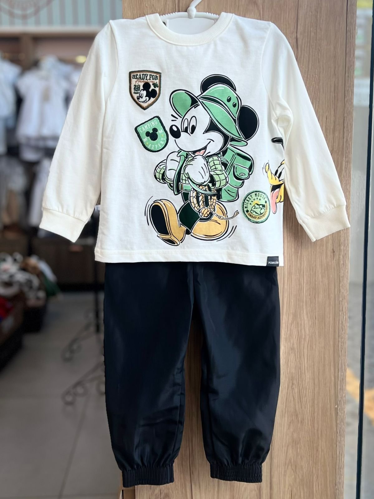 CONJUNTO CAMISETA MANGA CURTA MICKEY MOUSE CAMPING E CALÇA MENINO YOUCCIE - OFF/PRETO