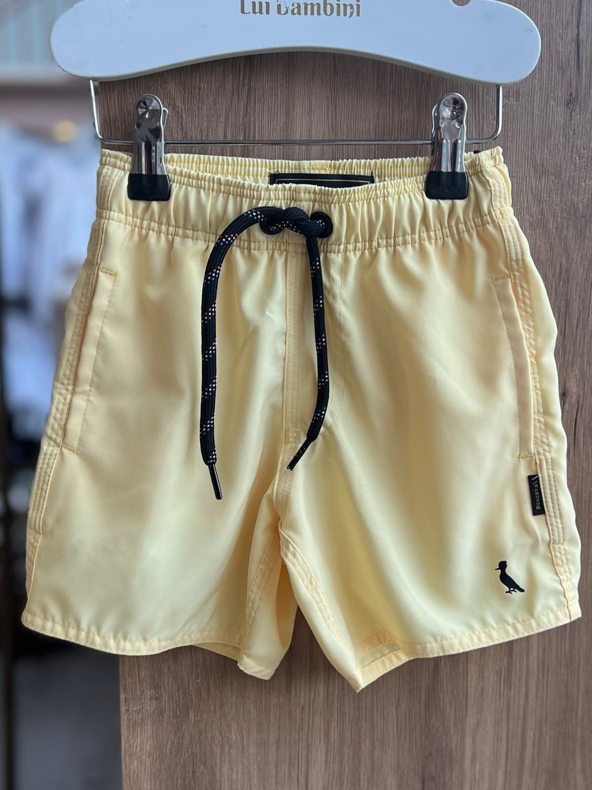 SHORT MINI PRAIA LISO BÁSICO MINIMALISTA PICA PAU BOLSO MENINO RESERVA MINI - AMARELO CLARO