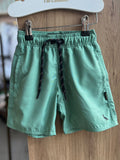 SHORT MINI PRAIA LISO BÁSICO MINIMALISTA PICA PAU BOLSO MENINO RESERVA MINI - VERDE