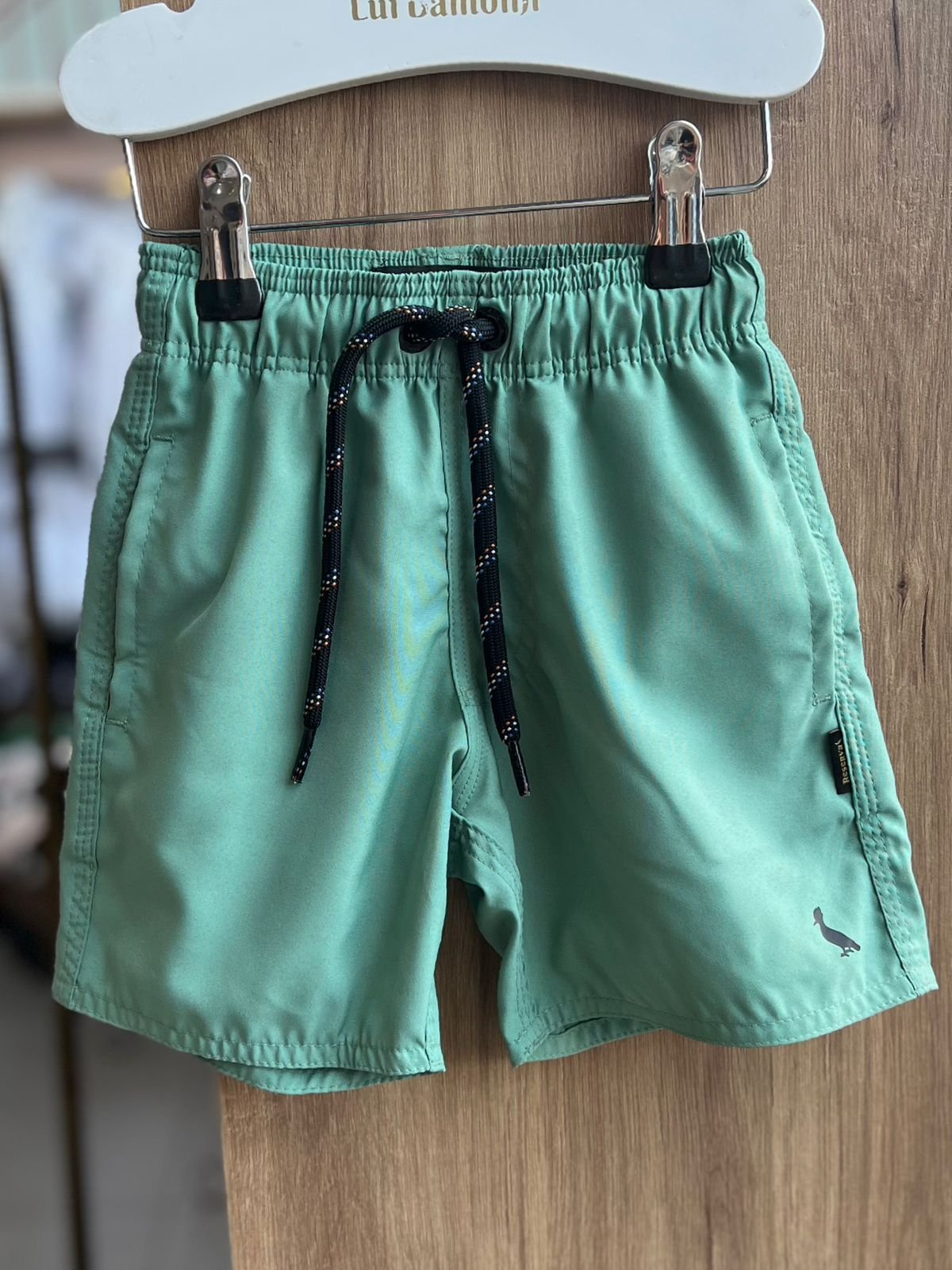 SHORT MINI PRAIA LISO BÁSICO MINIMALISTA PICA PAU BOLSO MENINO RESERVA MINI - VERDE
