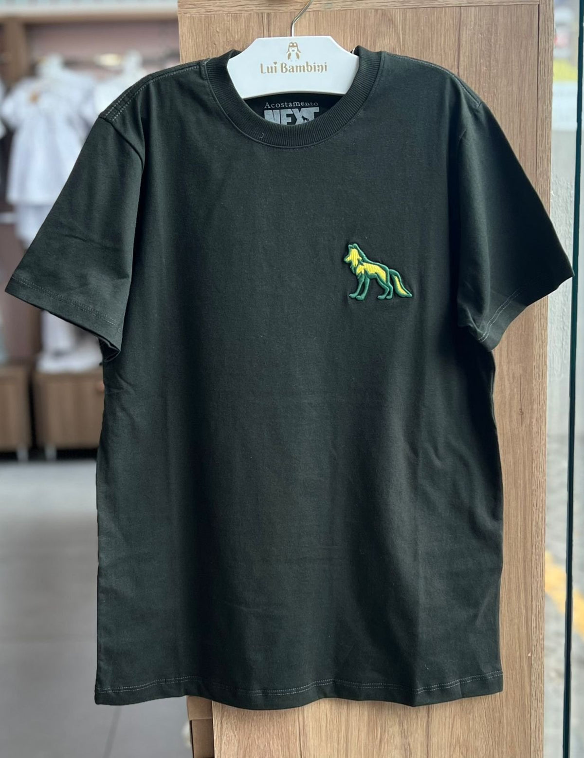 CAMISETA MANGA CURTA LOBO BORDADO MENINO ACOSTAMENTO - VERDE ESCURO